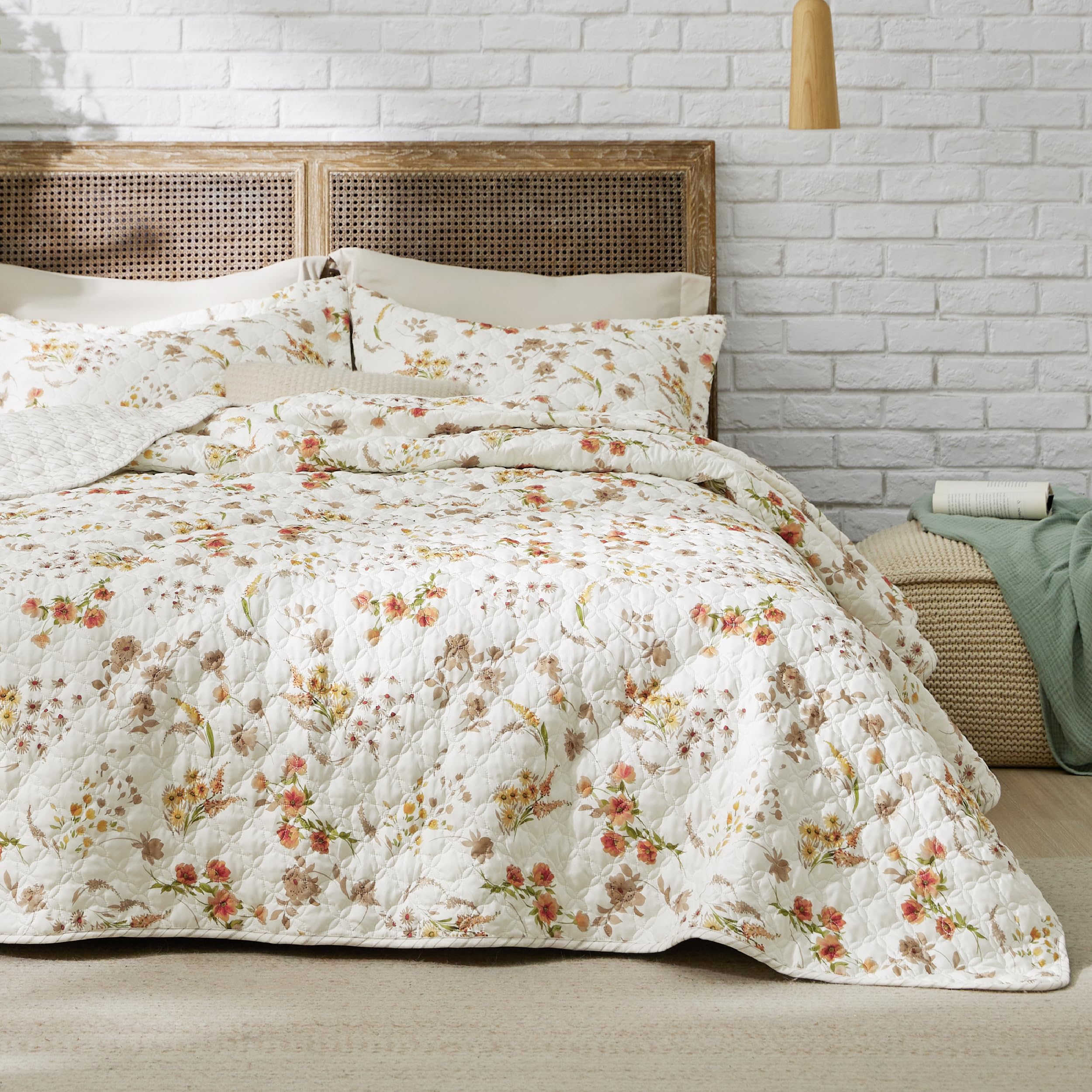 Bedsure Christmas Quilt Queen Size - Red Quilts for Queen Size Bed, Multicolor Patchwork Printed Pattern Christmas Bedding, Soft Lightweight Coverlet Bedspread (90"x96")